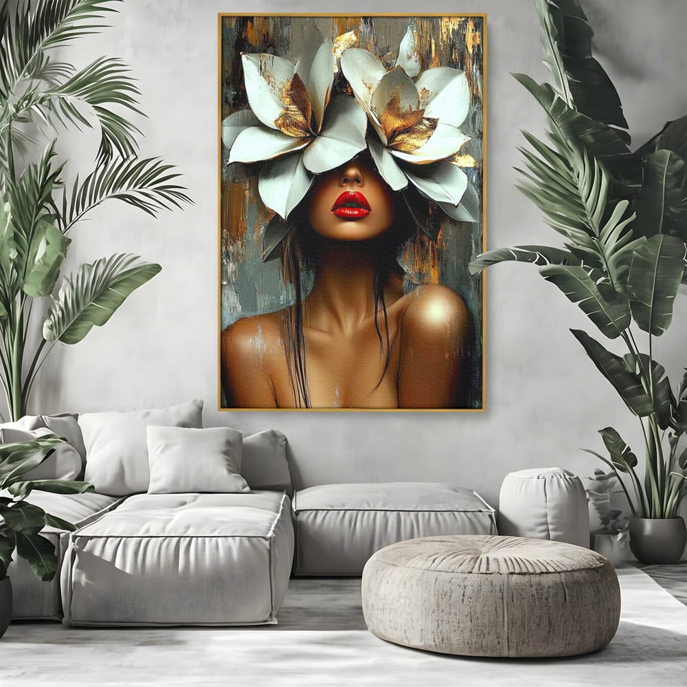 Tablou canvas cu tablou canvas cu femeie si flori, in rama de aluminiu auriu, pe perete intr-un living